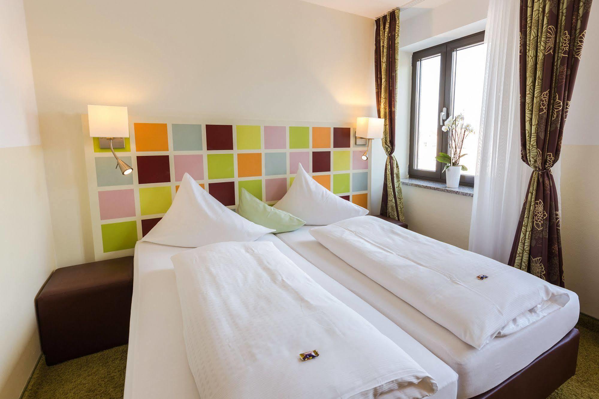 Hotel Arooma Ердинг Екстериор снимка