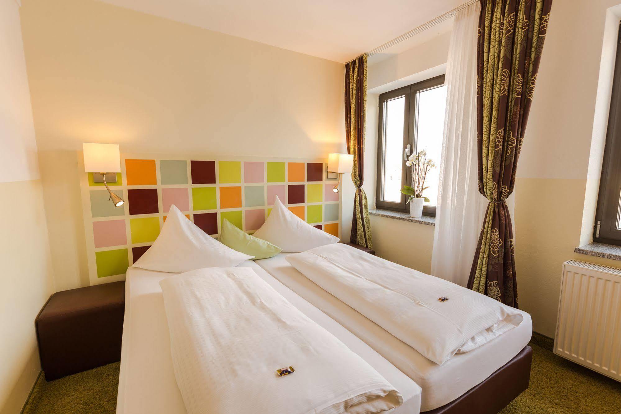 Hotel Arooma Ердинг Екстериор снимка